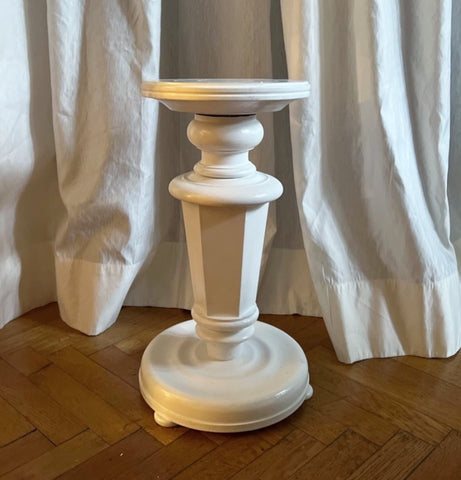 VINTAGE WHITE FRENCH WOOD PEDESTAL IN THE SHAPE OF A PAWN