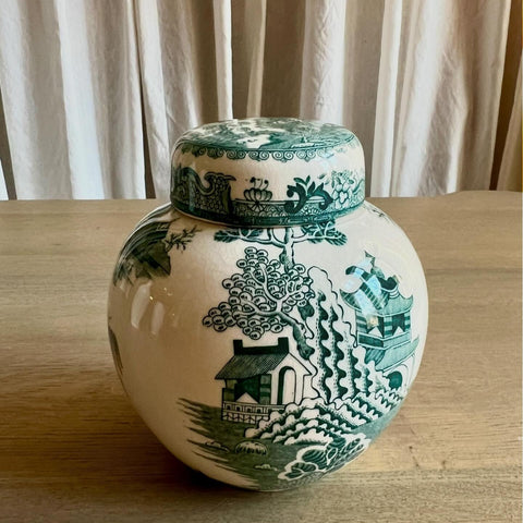 VINTAGE ENGLISH PORCELAIN URN WITH CHINESE MOTIFS