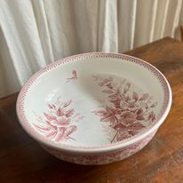 VINTAGE LARGE PORCELAIN WASH BASIN DECORATED WITH HAND PAINTED FLOWERS
